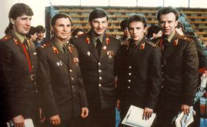 前蘇聯(lián)冰球隊(duì)的悲歌一曲，中國(guó)人看了要落淚