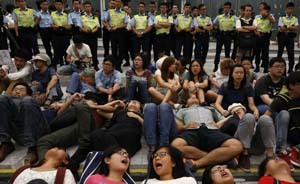 香港示威者效仿臺(tái)灣欲“占領(lǐng)”立法會(huì)，警方拘捕13人