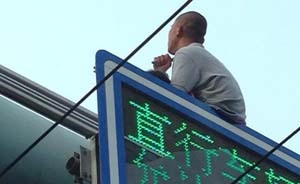 上海一男子或为见妻子持刀挟持女儿，民警成功劝下