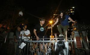 臺灣反課綱青年燒炭自殺，數(shù)十名學(xué)生30日晚強闖“立法院”