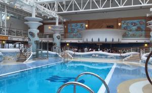 豪華郵輪再現(xiàn)泳池溺水事件，一名女游客正在上海新華醫(yī)院搶救