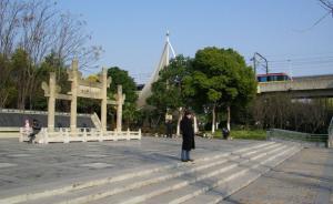 上海專家憶“帶抗戰(zhàn)牌坊過馬路”：每小時(shí)挪15厘米隨時(shí)會(huì)倒
