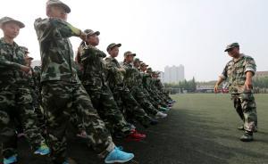 南京高一男生嫌“軍訓(xùn)太苦”而報(bào)警，校長(zhǎng)稱已避開高溫時(shí)段