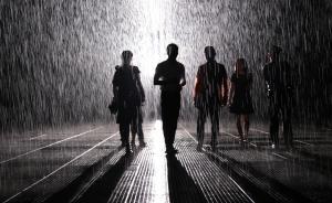 雨中漫步，不打伞也不湿身