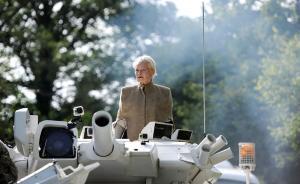 抗議英國開采頁巖氣，“朋克之母”把裝甲車開到首相家門前