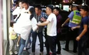江西奔馳寶馬剮蹭引群斗，銀行女員工當(dāng)警察面踹翻小女孩