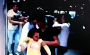 江西宝马奔驰刮蹭续：银行女员工踢女童道歉，多人造谣被训诫