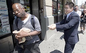 陈光标纽约街头派发百元美金并唱歌，遭部分人拒绝