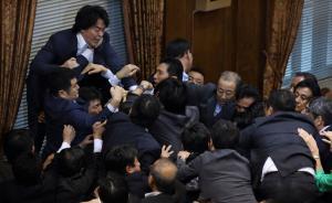 日本抗議安保法進(jìn)入日?；?，在野黨謀求選舉合作對(duì)抗安倍政權(quán)