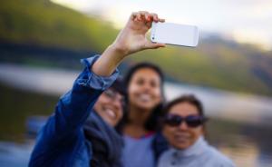 美媒：今年全球有12人死于自拍，超過被鯊魚襲擊致死人數(shù)