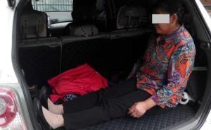 六旬老太蜷缩在汽车后备箱，称孙子嫌挤儿子让其后面坐