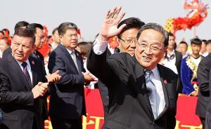 俞正聲率中央代表團抵新疆，贈送習(xí)近平題詞賀匾等9項紀念品