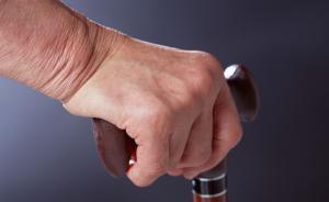 85岁浙大老教授裸睡阳台20多天，妻子在家拒绝民警进入