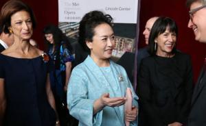 彭丽媛在茱莉亚学院对演唱中国民歌点评指导，并亲自示范唱法