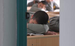 高一男生冲动下捅死女同学，入狱后时常蒙在被窝里偷偷哭