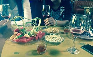 暗訪麗江古城兩遇女酒托：半小時點(diǎn)4杯酒只喝一杯，拒換地方