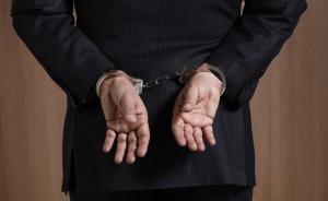 要求同車女大學(xué)生脫下內(nèi)褲賣給他，日本一官員被捕