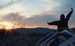 晚安曲 | 旅行的流浪歌手：我終究要離開(kāi)你，重新上路