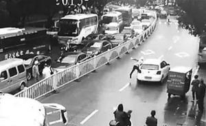不滿被拍照取證，溫州占道違停女司機駕車碾傷協(xié)警被拘3天