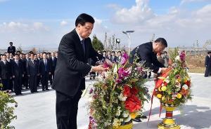 劉云山向金日成金正日塑像獻(xiàn)花，祭掃中國人民志愿軍烈士陵園