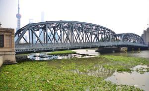 直擊|水葫蘆提前一個(gè)月入侵上海河道，環(huán)衛(wèi)工人通宵打撈攔截