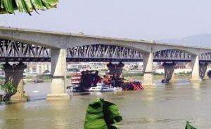 受西江大桥撞桥影响列车增至70趟，上千旅客深夜滞留广州站