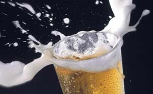 被指泡持性不達(dá)標(biāo)，哈啤工作人員以下班為由拒回應(yīng)