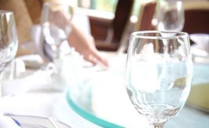 江蘇淮安一村官一頓工作餐上26個(gè)菜，逢餐必有煙酒