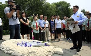 陈光标跪拜雷锋叔叔，汇报纽约之行战果