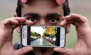 孩子、街景、摯愛：難民等待過境斯洛文尼亞，展示故土存照