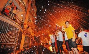 華中科大潑水節(jié)被指“集體性騷擾”，學(xué)生：是同學(xué)間平等玩樂