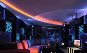 強奸在逃犯介紹少女在上海KTV工作，告知其父母后被捕