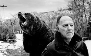 以虛構(gòu)為榮的紀(jì)錄片：赫爾佐格不要會計的真實，要狂喜的真實