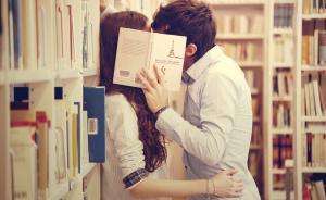 西安一高校開“青春無悔課”：發(fā)承諾卡要求女生拒婚前性行為