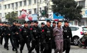 一青年涉嫌殺人，被數(shù)十名警察徒步半小時一路押往現(xiàn)場指認(rèn)