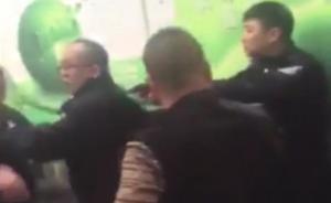 蘭州回應警方處警時拔槍解圍：被十余人圍攻，控制一嫌疑人