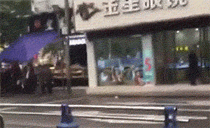 視頻｜四川半裸男子街頭揮砍刀與數(shù)十特巡警對(duì)峙，疑吸食毒品