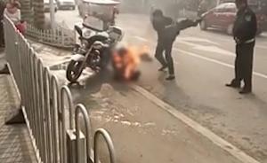 曝咸陽(yáng)“摩的”被扣司機(jī)自焚，警方：遇檢時(shí)司機(jī)掏汽油瓶點(diǎn)燃