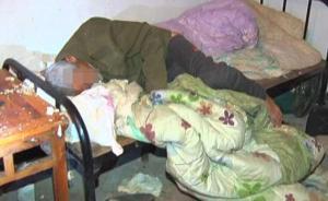 江苏南京一独居老人蜷缩租屋饿得啃棉被，儿子每天看一眼就走