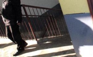 陕西一教师雇人代课还领工资进展：两校长被免，工资将被追缴