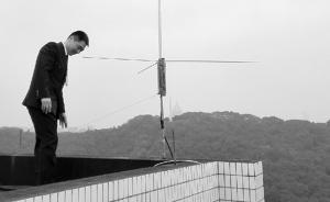 誰(shuí)干的？在居民樓頂設(shè)“黑電臺(tái)”，全天循環(huán)播放同一藥品廣告