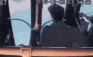 他沒有遇到上海阿姨：一男子坐錯公交踢碎車門被警方處理