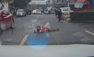 武漢碰瓷大媽?zhuān)壕嘬?chē)七八米慢動(dòng)作趴下，目擊者：演技太浮夸