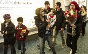 伏尸海灘小難民叔叔一家抵達(dá)加拿大，其父赴伊為難民孤兒服務(wù)