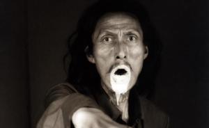 他在千禧年之际结束了自己的生命，这个展览讲述他的故事