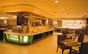 游客稱不滿服務(wù)提天價(jià)蝦遭斥，酒店：沒(méi)說(shuō)“青島你愛(ài)來(lái)不來(lái)”