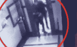 安徽女大學(xué)生跨年夜墜樓案監(jiān)控曝光：她光著腿被背進(jìn)賓館