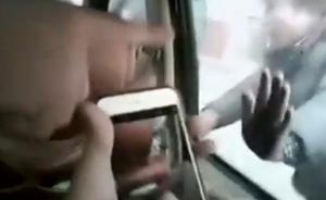 民警默許黑廠工人打記者，光明網(wǎng)：一出“你撤退我掩護”好戲