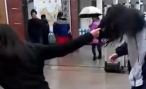 浙江临海市两名初中女生当街殴打女同学，由网上争吵引发
