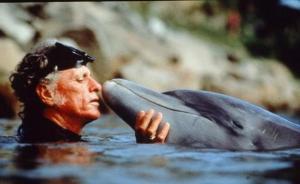 《海豚灣》主演奧巴里被日本驅(qū)逐出境，此前在機(jī)場(chǎng)遭日方扣留